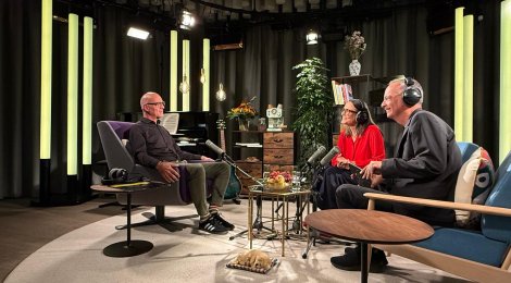 Im Gespräch vertieft: Armin Spescha, Katharina Balzer, Anrdi Franziscus (von links)