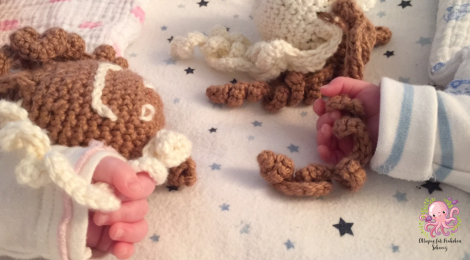 Acht bunte Arme für Frühchen