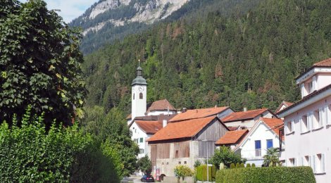 Ein Tisch in der Kirche Felsberg