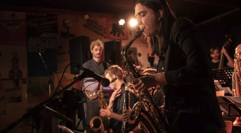 Partys auf dem Berg, Kino und Jazz im Tal