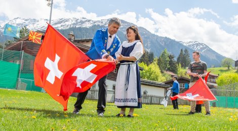 Viel Tradition in Cazis: Jodeln, Fahnenschwingen und Alphornblasen am Jodlertag
