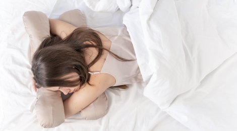 Auf dem Bauch schlafen – ja oder nein?