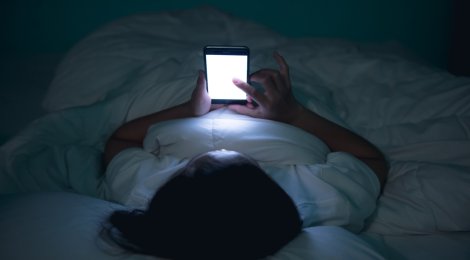 Wie sehr beeinträchtigt intensiver Handykonsum unseren Schlaf?