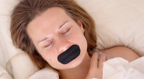 Mund Taping: Der virale Schlaftrend im Faktencheck