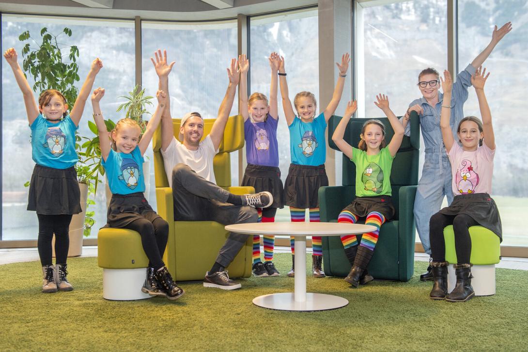 Buntes mit den Singvögeln und dem Theater Muntanellas